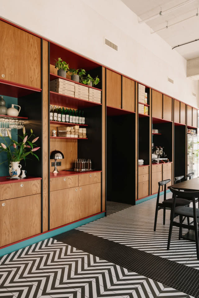 stoliki na tle regału