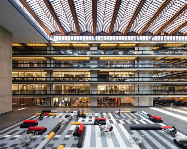 obszerne wnętrze biura