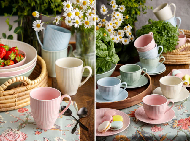 porcelana w pastelowych kolorach, talerzyki, miseczki, półmiski, filiżanki, kubki, owoce, kwiaty