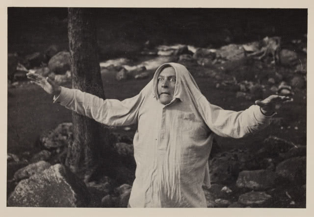 Witkacy w koszuli nałożonej na głowę.