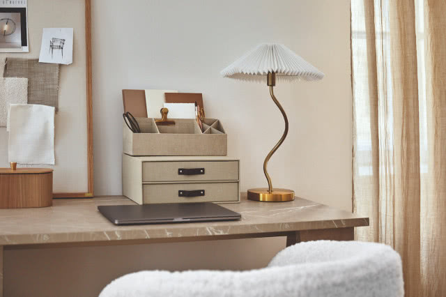 stylowa lampa z wygiętą podstawą