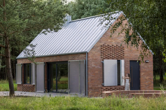 dom z zamkniętą okiennicą