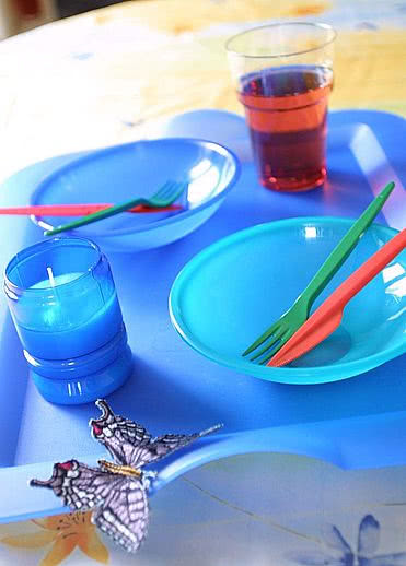 Błękitne plastikowe naczynia