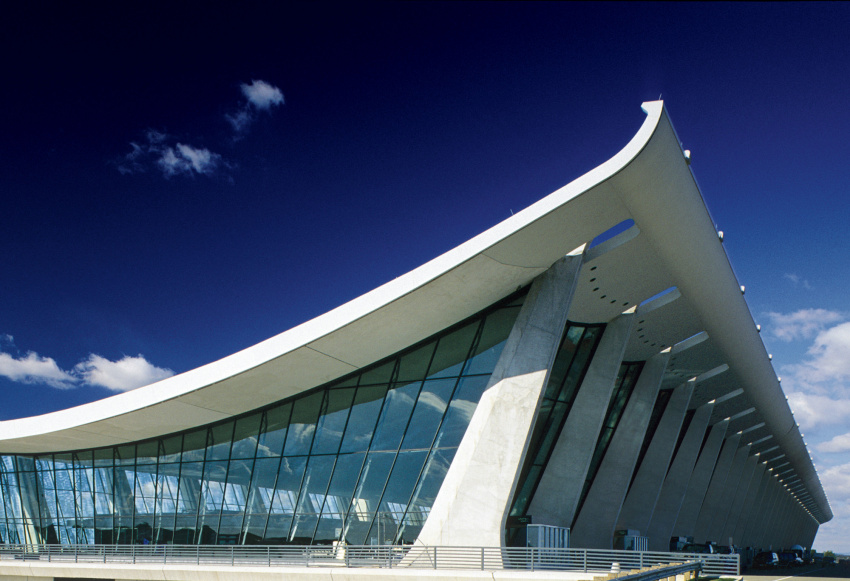 Dulles International było pierwszym komercyjnym...