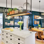 Na pierwszym planie osprzęt elektryczny Berker...