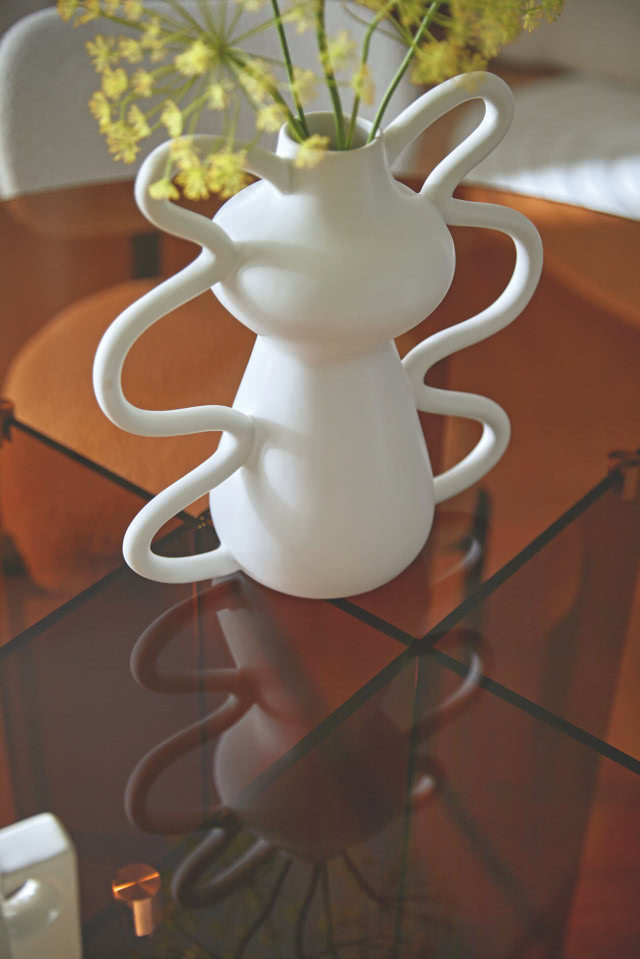 wazon w wygiętymi uszami