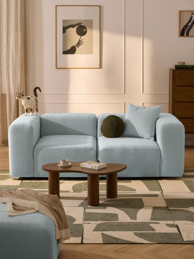 niebieska kanapa na tle sztukaterii