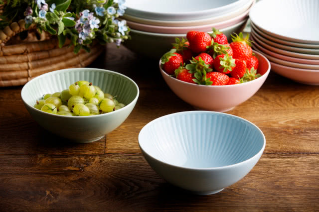 porcelana w pastelowych kolorach, talerzyki, miseczki, półmiski, filiżanki, kubki, owoce, kwiaty