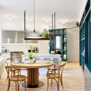 Na pierwszym planie osprzęt elektryczny Berker...