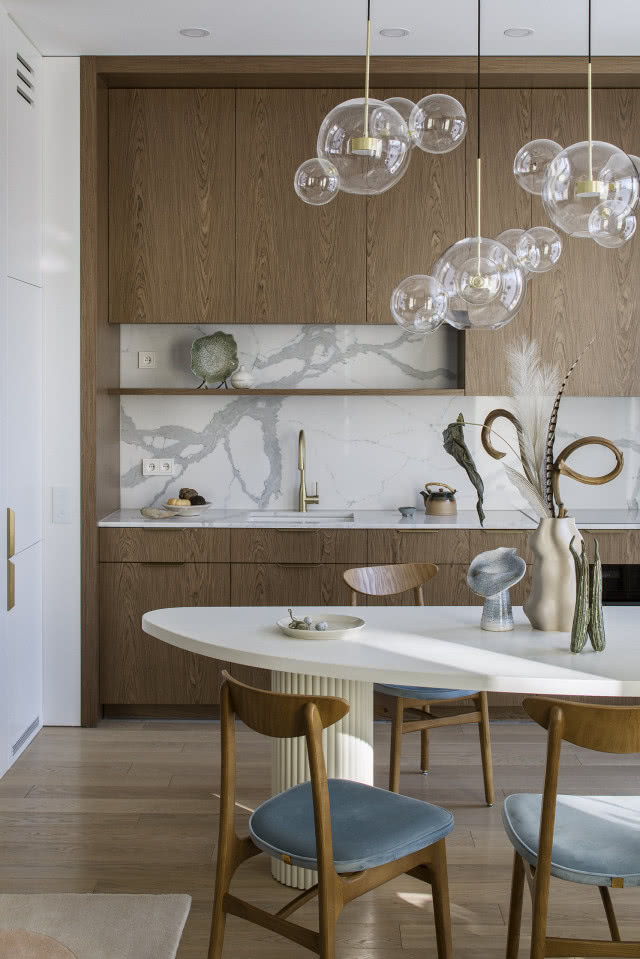 drewniana kuchnia z marmurowymi płytkami nad blatem