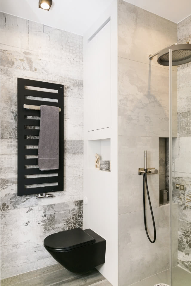 Ciemna łazienka dla mężczyzny