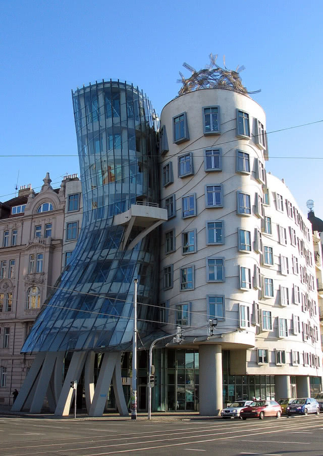 budynek z wklęsła częścią szklaną Frank Gehry