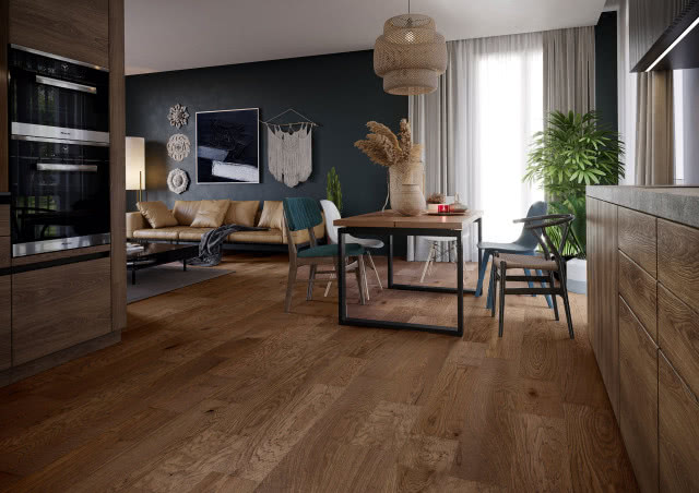 drewniana podłoga, drewniane fronty kuchenne, stół w jadalni, krzesła, kanapa, kwiaty zielone, obraz, makrama