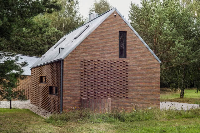 budynek od szczytu z charakterystycznymi wypustkami