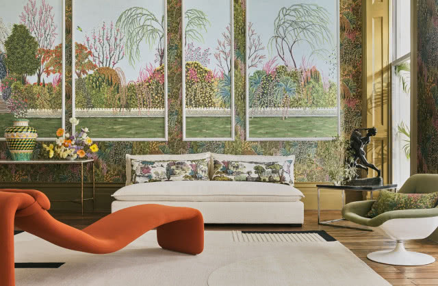 kanapa na tle sztukaterii z tapetą