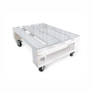 Stolik z drewnianej palety na kółkach