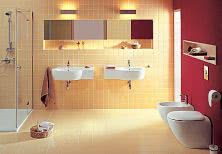 Żółte płytki i bordowa ściana - aranżacja łazienki 
