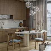 Fornirowany kubik z jednej strony
eksponuje...