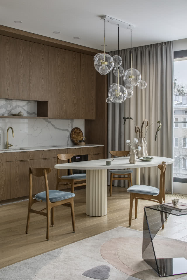 drewniana kuchnia z owalnym stołem i krzesłami vivtage