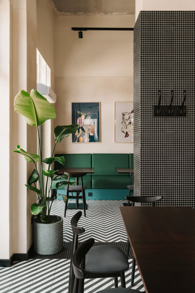 wieszak na ścianie obitej tapetą w szarą kratkę