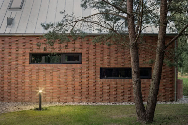 dom z małymi oknami