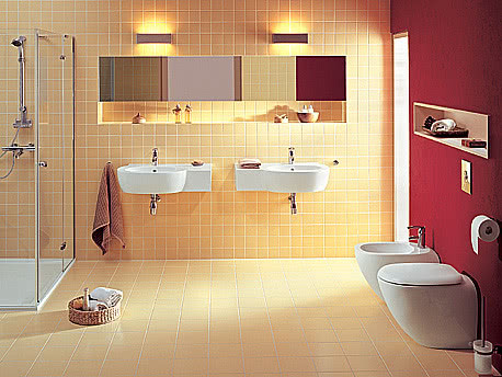 Żółte płytki i bordowa ściana - aranżacja łazienki