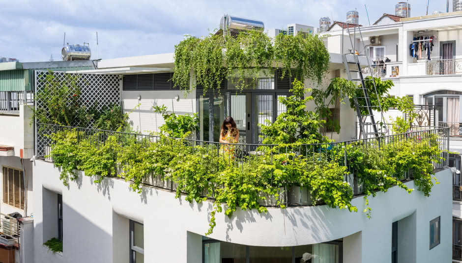 Wietnamska kamienica biała jak w Grecji. Na dachu ma...ogród!