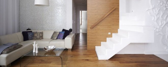 Szklana mozaika i koralowiec - niezwykłe białe ściany w mieszkaniu