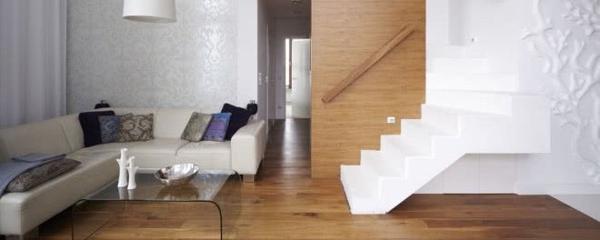 Szklana mozaika i koralowiec - niezwykłe białe ściany w mieszkaniu