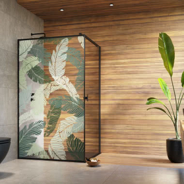 Producent kabin i brodzików prysznicowych Radaway oferuje możliwość wygrawerowania na szkle wzoru bluszczu lub wysokich traw czy też nadrukowania w kolorze motywu przeskalowanych liści.
