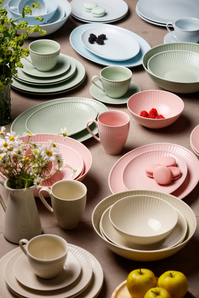 porcelana w pastelowych kolorach, talerzyki, miseczki, półmiski, filiżanki, kubki, owoce, kwiaty