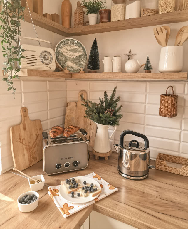 toster, czajnik elektryczny, borówki, tosty, drewniane deski do krojenia, półki na naczynia, radio, drewniany blat