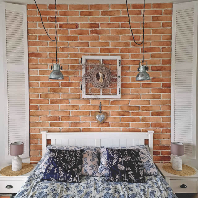 cegła na ścianie w sypialni