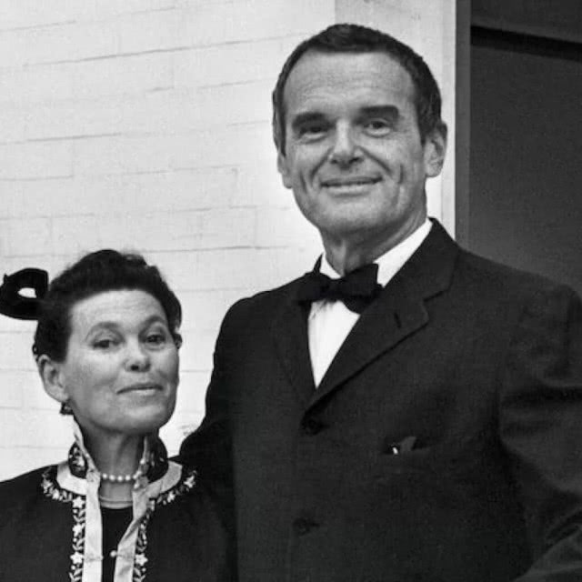 para w eleganckich strojach