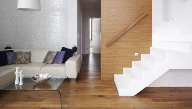 Szklana mozaika i koralowiec - niezwykłe białe ściany w mieszkaniu