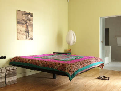 Łóżko nawiązuje formą do bajki o latającym dywanie