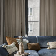 Fornirowany kubik z jednej strony
eksponuje...