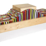 Kontrolowany kontrast - w krzesłach i hockerach...