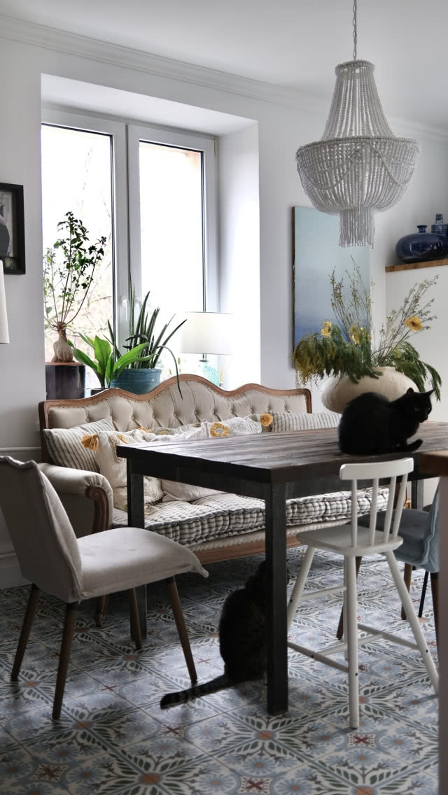 Dom Doroty Szelągowskiej na Żoliborzu, pod oknem kanapa