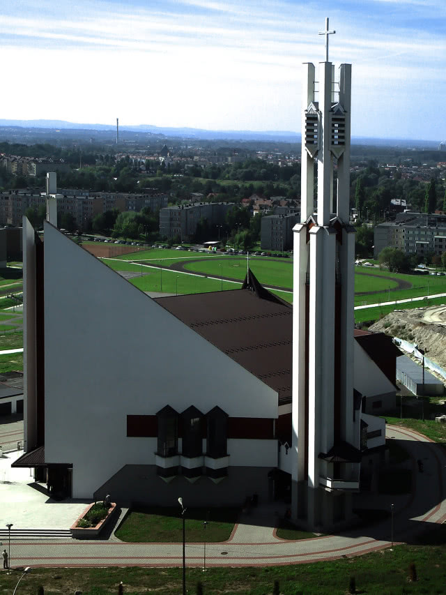 kościół z wieżą w Tarnowie