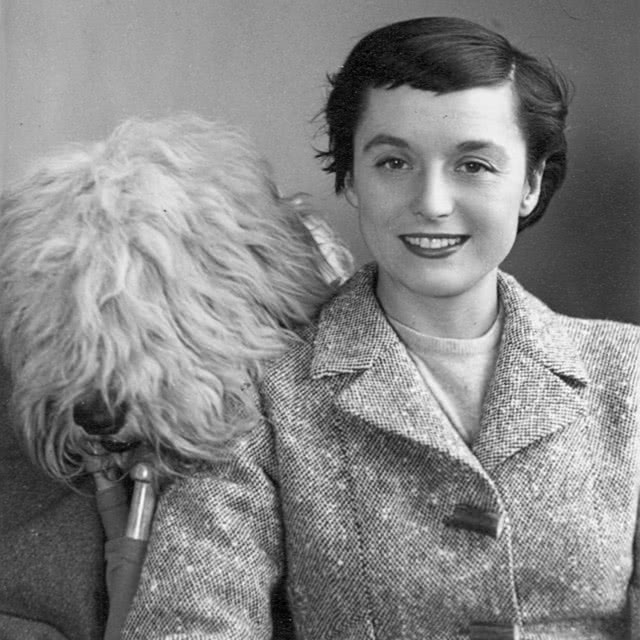 kobieta w żakiecie z psem