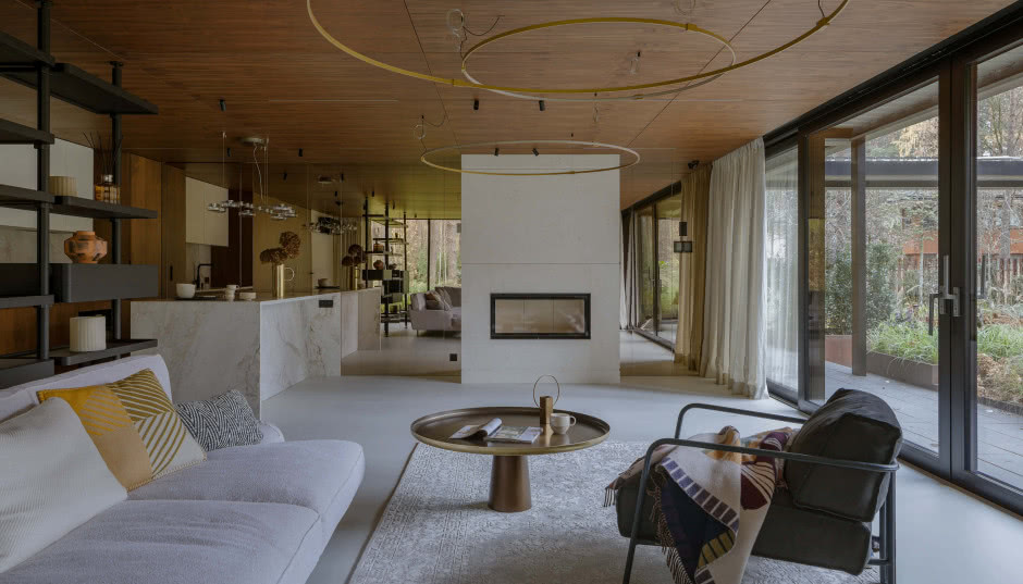 Wakacyjny dom pod Warszawą. Wnętrza jak na eleganckim jachcie