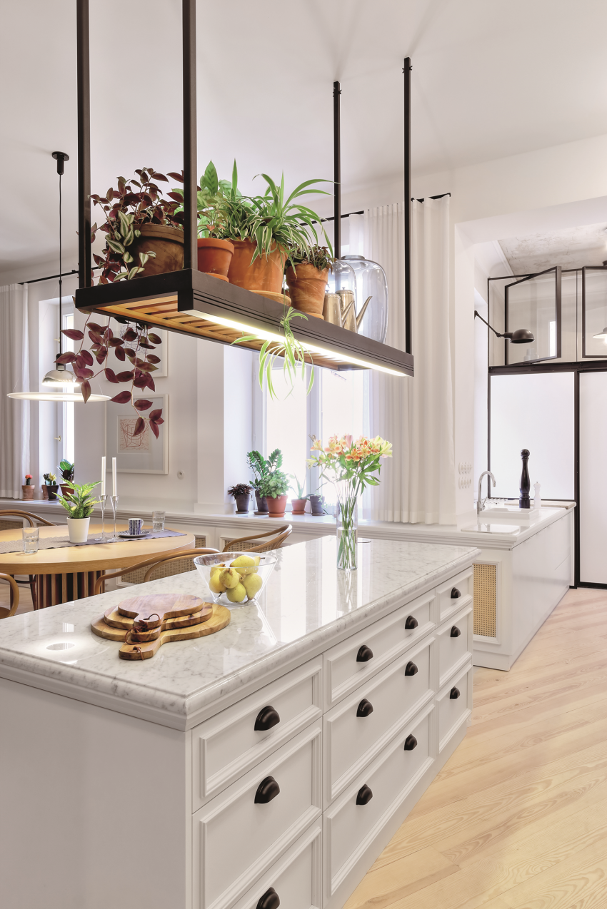 Zabudowa kuchni łączy się osłonami grzejników...