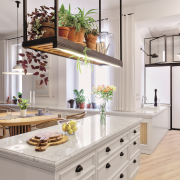 Na pierwszym planie osprzęt elektryczny Berker...