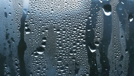 Skraplanie pary wodnej na ścianach i oknach - jak uniknąć pleśni?