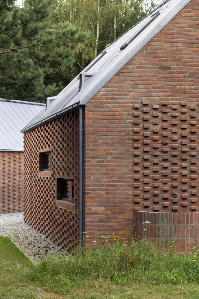 zbliżenie na ścianę szczytową z charakterystycznymi wypustkami 