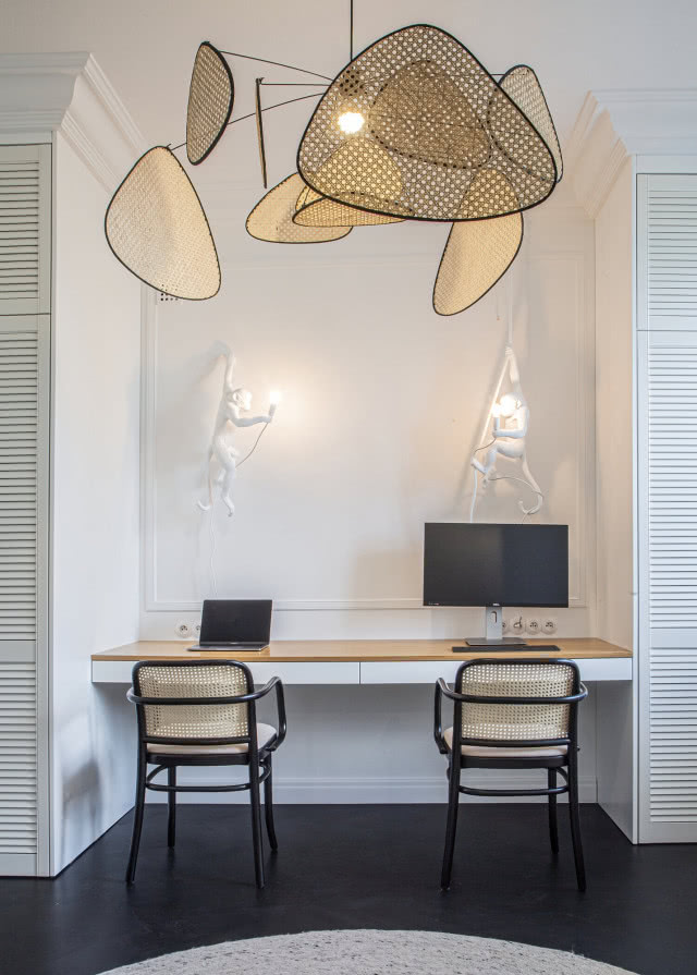 Studio projektowe Doroty Szelągowskiej na ul. Adama Mickiewicza w Warszawie - biurko z lampami-małpkami