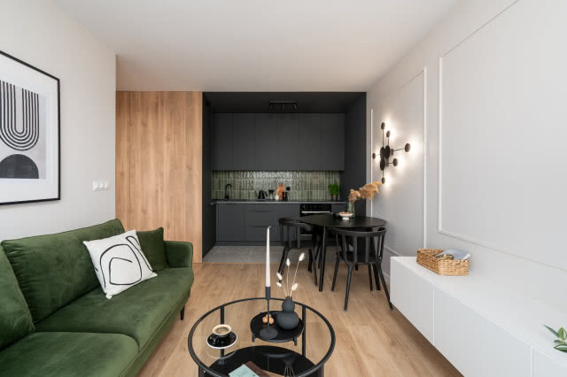 Czarna kuchnia w aneksie z zielonymi płytkami