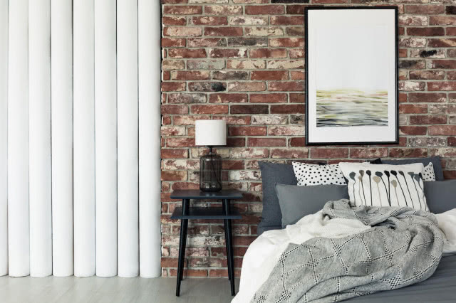 cegła na ścianie w sypialni