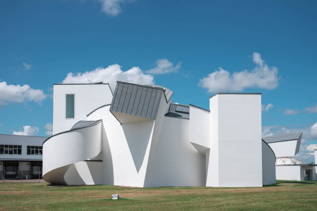 biały budynek ze szklanym elementem